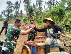 TNI dan Warga Aluan Mati Kompak Bangun Pos Kamling Demi Keamanan Desa